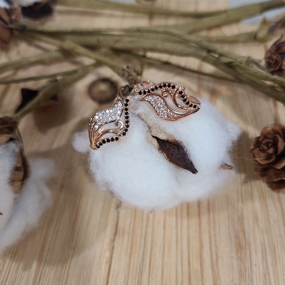 🩷🖤NEW🩷🖤EXQUISITE!! CZ Hollow Flower Lear Earrings in ROSE GOLD Plating - Picture 11 of 15